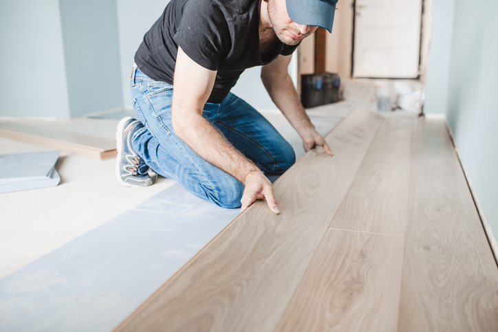 Work of a master floating flooring installation – installing laminate on the floor